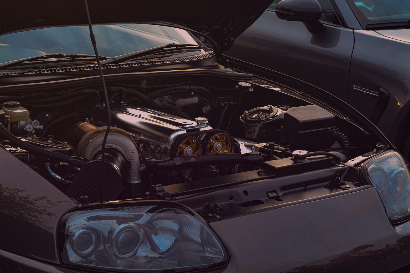 Exemplo de fotografia — grande plano de motor e turbocompressor (stock demo)